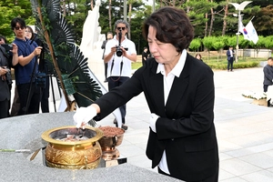 [화보] 수원 현충탑 찾은 추미애 당선자