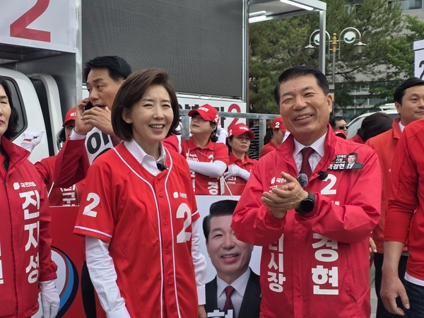 지난달 21일 구리역광장에서 열린 선대위 출정식 후 지지연설에 나선 나경원 의원과 백경현 (오른쪽)구리시장 후보. /백경현 후보 캠프 제공