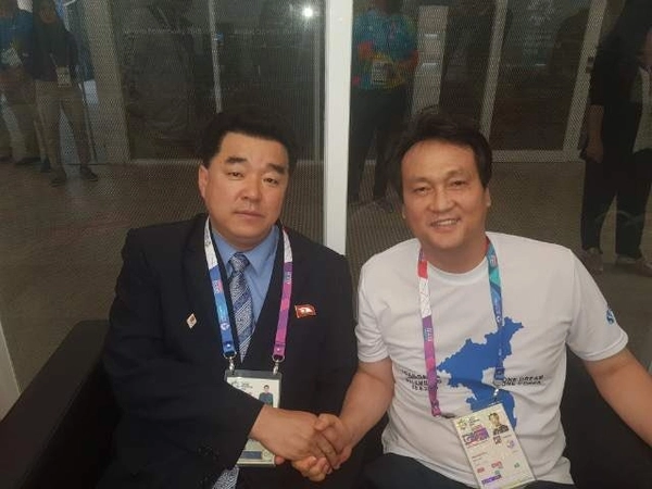 안민석 교육감 당선자가 지난 2018년 북한 체육상과 만나 찍은 사진/안 당선자 SNS