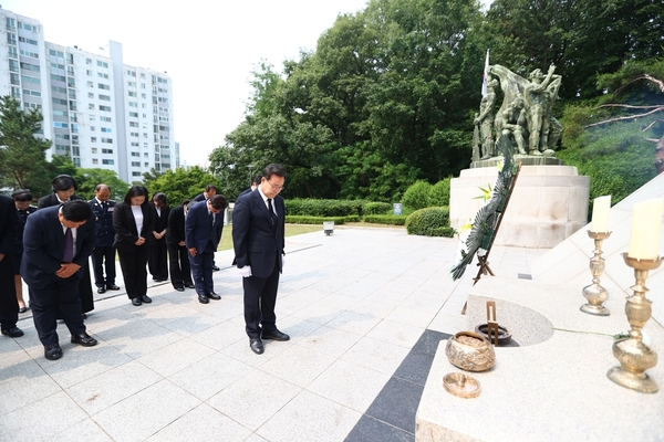 4일 김성제 의왕시장 당선자가 4일 현충탑을 참배하며 호국영령의 희생정신을 기리고 있다. /의왕시 제공