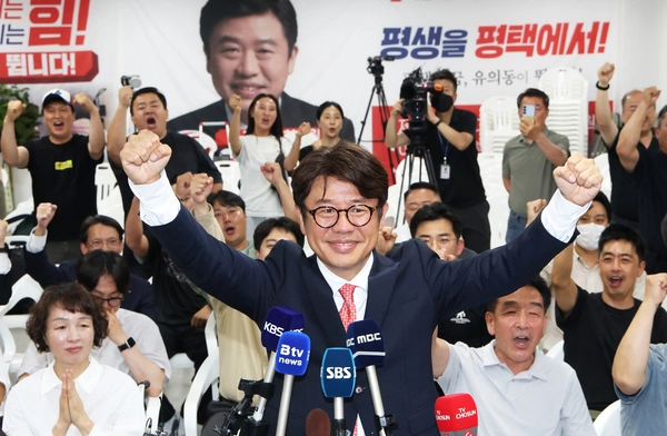 평택을 국회의원 재선거에 출마한 국민의힘 유의동 후보가 4일 평택 선거사무소에서 당선이 확실시되자 소감을 밝히고 있다. 2026.6.4 /연합뉴스
