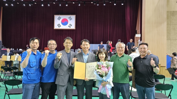 최현덕 당선자가 4일 남양주시선거관리위원회로부터 당선증을 교부받았다. 2026.6.4 / 최현덕 당선자 사무소 제공