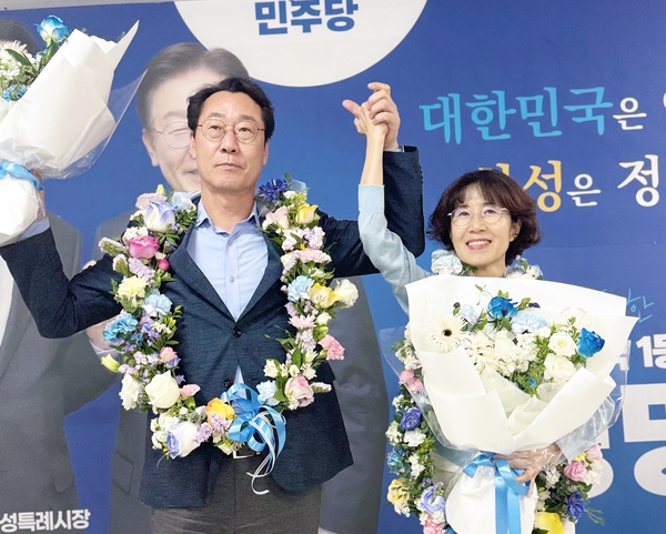 정명근 화성시장 당선자가 배우자 이선희 여사와 기념촬영을 하고 있다. /정명근 후보 캠프 제공