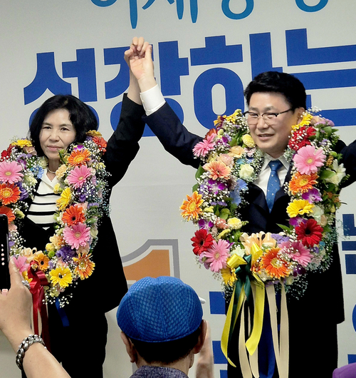김원기 의정부시장 당선자(오른쪽)가 당선을 확정짓고 지지자들의 축하에 화답하고 있다. 2026.6.4 /김원기 후보 캠프 제공