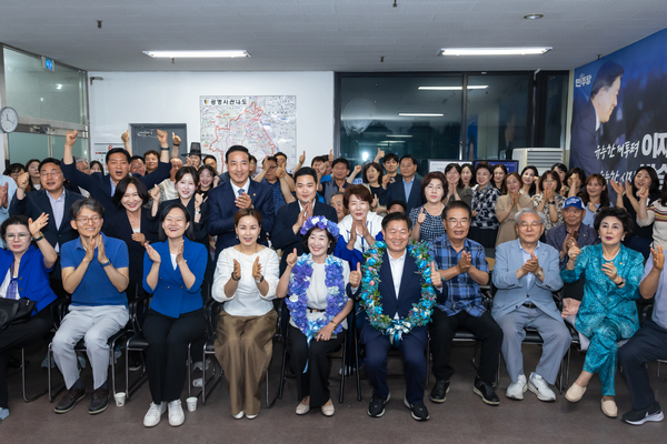 박승원 광명시장 후보가 당선이 확실시 되자, 지지자들과 환호하고 있다 /후보 선거사무소 제공