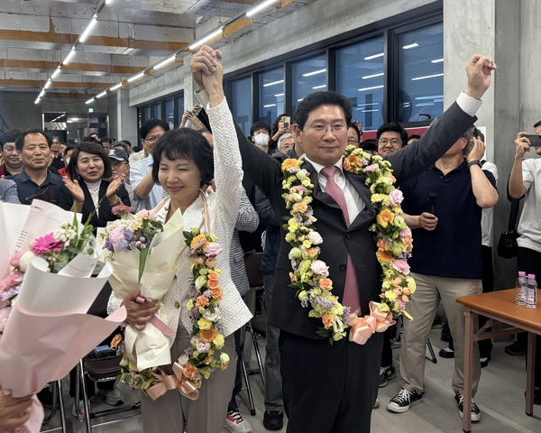 이상일 용인시장 당선자가 당선 유력이 뜨면서 지지자들과 함께 축하하고 있다. /캠프 제공