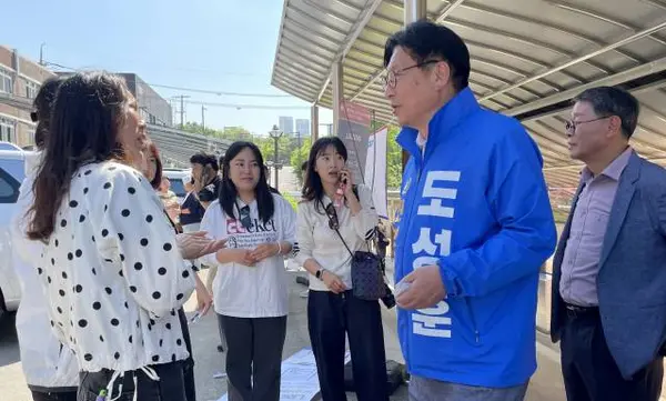 도성훈 인천시교육감 당선자가 지난달 13일 인천고등학교에서 열린 ‘제64회 인천고등학교 총동문회장기 초중등부야구대회’ 에서 학부모들과 대화하고 있다. /도성훈 당선자 캠프 제공