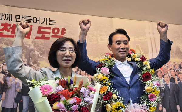 백영현 포천시장 당선자(오른쪽)가 당선이 확정되자 손을 들어 지지자들과 함께 기뻐하고 있다. 2026.6.4 /백영현 후보 캠프 제공
