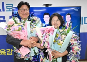[화보] 당선 축하받는 도성훈 인천시교육감