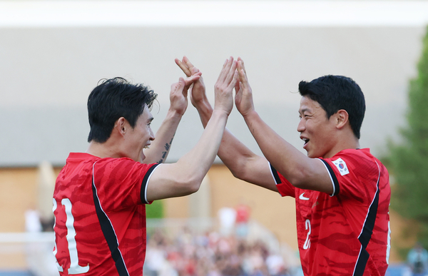 4일(한국시간) 미국 유타주 프로보에 위치한 브리검영대 사우스필드에서 열린 대한민국과 엘살바도르의 평가전에서 한국 이동경이 골을 성공시킨 뒤 황희찬과 함께 기뻐하고 있다. 2026.6.4 /프로보[미국 유타주]=연합뉴스