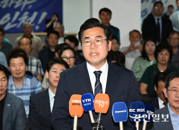 더불어민주당 박찬대 인천시장 후보가 4일 오전 인천시 미추홀구 선거사무소에서 당선이 확실시되자 소감을 밝히고 있다. 2026.6.4 /조재현기자 jhc@kyeongin.com