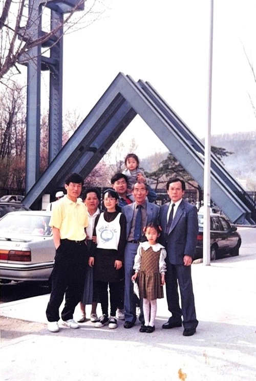 박찬대 당선자의 서울대학교 대학원 재학 당시 학교 정문에서 찍은 가족사진. /박찬대 당선자 측 제공