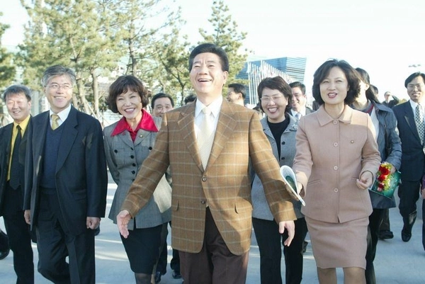 2002년 당시 노무현 새천년민주당 대선 후보와 문재인 변호사, 추미애 경기도지사 당선자의 모습. /추미애 당선자 측 제공