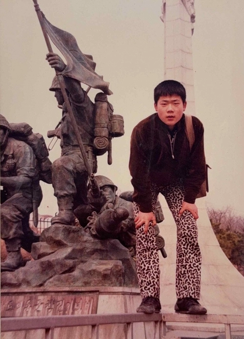 수봉공원 현충탑 앞에서 기념사진을 찍고 있는 고등학생 박찬대. /박찬대 당선자 측 제공