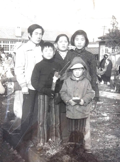 유년시절 박찬대 당선자의 가족사진. 오른쪽 하단이 박찬대 당선자. /박찬대 당선자 측 제공