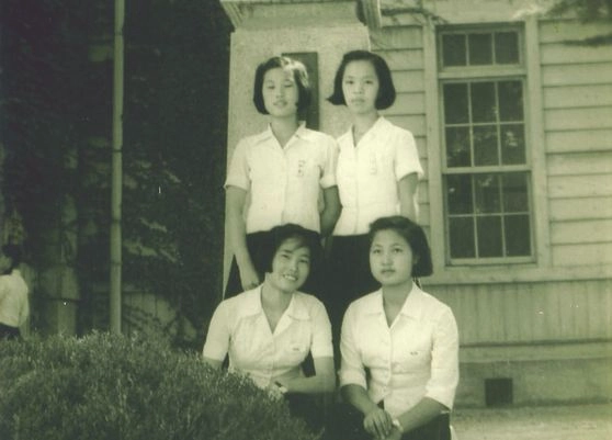 경북여고 재학 시절 추미애 경기도지사 당선자의 모습. 아래 오른쪽이 추미애 당선자. /추미애 당선자 측 제공