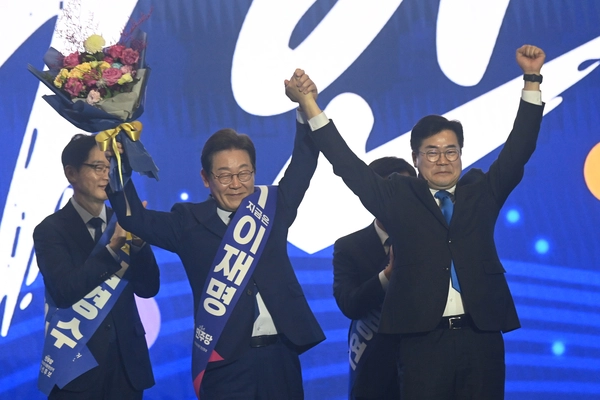 ‘제21대 대통령선거 후보자 선출을 위한 수도권·강원·제주 경선 및 최종 후보자 선출 대회’ 당시 이재명 대선 경선 후보와 박찬대 당대표 직무대행 겸 원내대표. /경인일보DB