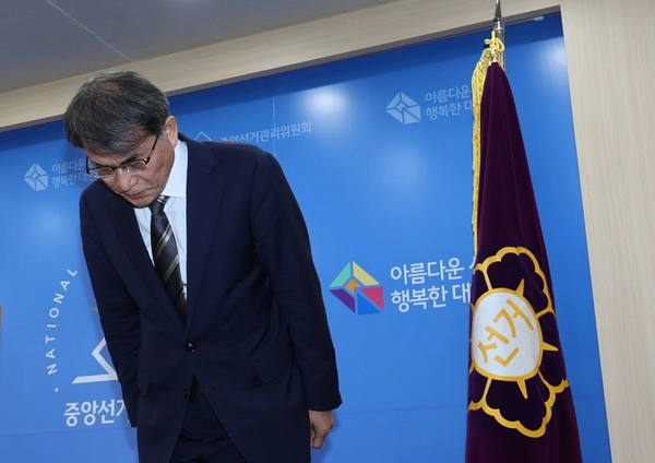 노태악 중앙선거관리위원장이 5일 경기도 과천 중앙선거관리위원회에서 투표용지 부족 사태에 대한 대국민 사과를 하며 인사하고 있다. 노 위원장은 “책임을 통감한다”며 사의를 표명했다. 2026.6.5 /연합뉴스