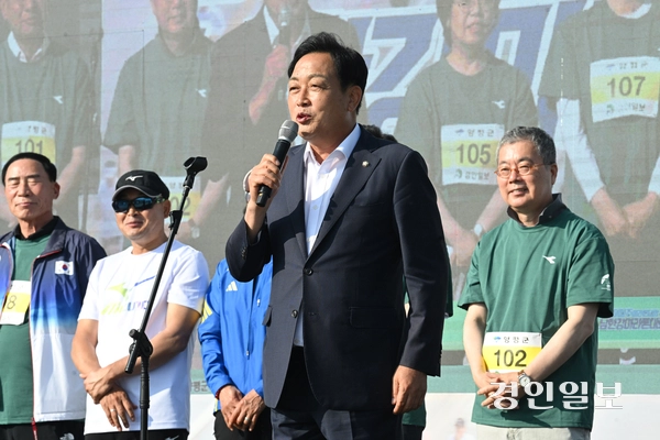 6일 오전 양평 강상체육공원 일대에서 열린  ‘제28회 양평 이봉주 마라톤대회 겸 경인일보 남한강마라톤대회’에서 국민의힘 김선교 의원이 인사말을 하고 있다. 2026.6.6 /최은성기자 ces7198@kyeongin.com