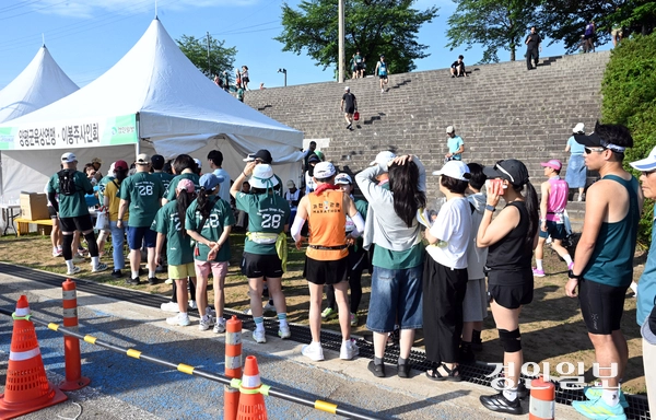6일 오전 양평 강상체육공원 일대에서 ‘제28회 양평 이봉주 마라톤대회 겸 경인일보 남한강 마라톤대회’가 진행되고 있다. 2026.6.6 /임열수기자 pplys@kyeongin.com