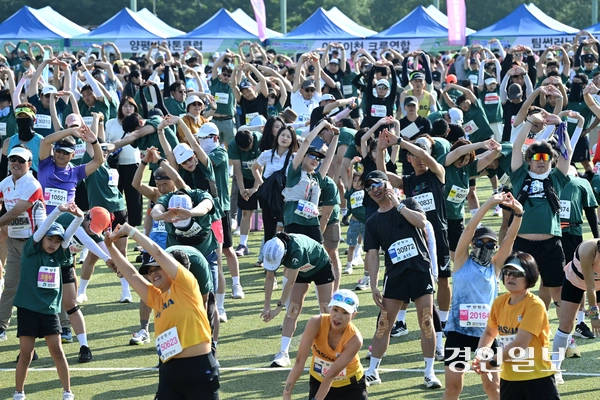 6일 양평 강상체육공원 일대에서 ‘제28회 양평 이봉주 마라톤대회 겸 경인일보 남한강마라톤대회’가 진행되고 있다. 2026.6.6 /최은성기자 ces7198@kyeongin.com