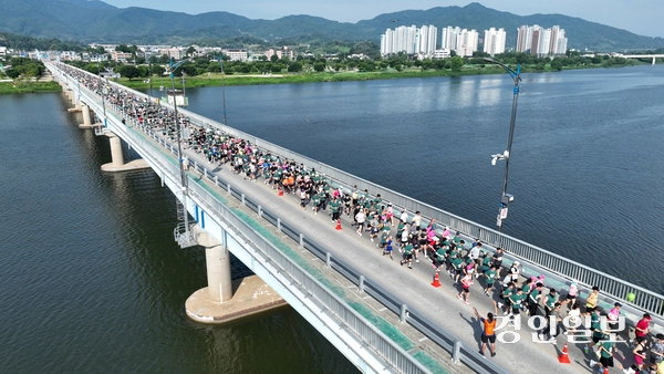 6일 오전 양평 강상체육공원에서 열린 ‘제28회 양평 이봉주 마라톤대회 겸 경인일보 남한강 마라톤대회’에 참가한 마라토너들이 양평대교 위를 힘차게 달리고 있다.  2026.6.6 /임열수기자 pplys@kyeongin.com