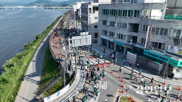 6일 오전 양평 강상체육공원 일대에서 ‘제28회 양평 이봉주 마라톤대회 겸 경인일보 남한강 마라톤대회’가 진행되고 있다. 2026.6.6 /임열수기자 pplys@kyeongin.com