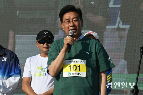 6일 오전 양평 강상체육공원 일대에서 열린 ‘제28회 양평 이봉주 마라톤대회 겸 경인일보 남한강마라톤대회’에서 전진선 군수가 인사말을 하고 있다. 2026.6.6 /최은성기자 ces7198@kyeongin.com