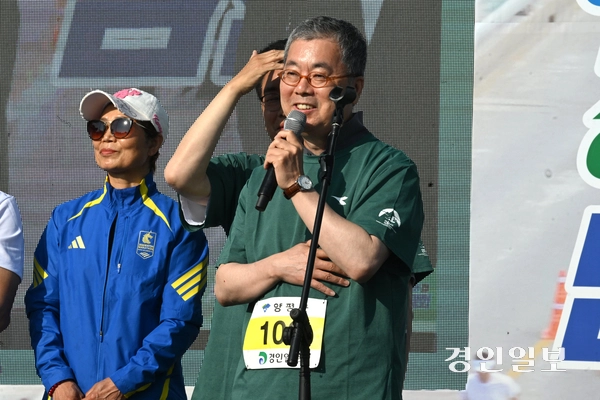 6일 오전 양평 강상체육공원 일대에서 열린  ‘제28회 양평 이봉주 마라톤대회 겸 경인일보 남한강마라톤대회’에서 경인일보 홍정표 대표이사 사장이 인사말을 하고 있다. 2026.6.6 /최은성기자 ces7198@kyeongin.com