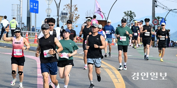 6일 오전 양평 강상체육공원 일대에서 ‘제28회 양평 이봉주 마라톤대회 겸 경인일보 남한강 마라톤대회’가 진행되고 있다. 2026.6.6 /임열수기자 pplys@kyeongin.com