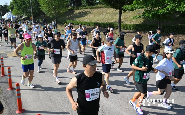 6일 양평 강상체육공원 일대에서 ‘제28회 양평 이봉주 마라톤대회 겸 경인일보 남한강마라톤대회’가 진행되고 있다. 2026.6.6 /최은성기자 ces7198@kyeongin.com