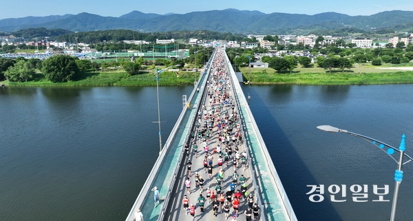 6일 오전 양평 강상체육공원에서 열린 ‘제28회 양평 이봉주 마라톤대회 겸 경인일보 남한강 마라톤대회’에 참가한 마라토너들이 양평대교 위를 힘차게 달리고 있다.  2026.6.6 /임열수기자 pplys@kyeongin.com