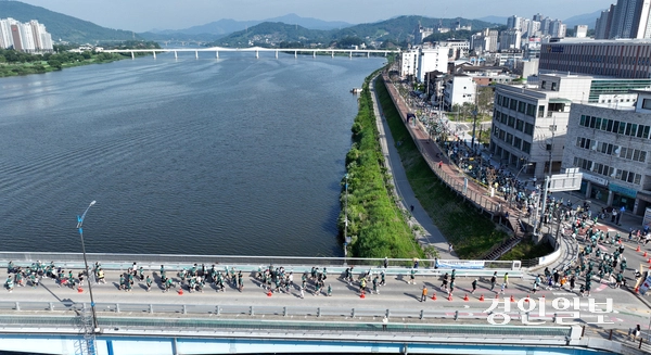 6일 오전 양평 강상체육공원에서 열린 ‘제28회 양평 이봉주 마라톤대회 겸 경인일보 남한강 마라톤대회’에 참가한 마라토너들이 양평대교 위를 힘차게 달리고 있다.  2026.6.6 /임열수기자 pplys@kyeongin.com