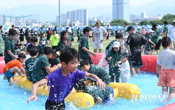 6일 양평 강상체육공원 일대에서 ‘제28회 양평 이봉주 마라톤대회 겸 경인일보 남한강마라톤대회’가 진행되고 있다. 2026.6.6 /최은성기자 ces7198@kyeongin.com