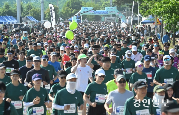 6일 양평 강상체육공원 일대에서 ‘제28회 양평 이봉주 마라톤대회 겸 경인일보 남한강마라톤대회’가 진행되고 있다. 2026.6.6 /최은성기자 ces7198@kyeongin.com