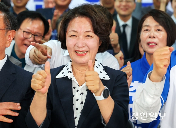 추미애 더불어민주당 경기도지사 후보가 3일 오후 수원시 팔달구 선거사무소에서 출구조사 결과 당선이 유력하자 환하게 웃고 있다. 2026.6.3 /최은성기자 ces7198@kyeongin.com