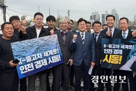 박찬대 인천시장 당선자가 지방선거 기간 옛 송도유원지에 있는 중고차 수출단지를 방문해 이곳 관계자들로부터 애로사항 등을 들었다. /경인일보DB