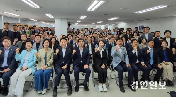 5일 추미애 경기도지사 당선자가 수원 마라톤빌딩 선거사무소에서 열린 선거대책위원회 해단식에서 선대위 관계자들과 기념 사진을 촬영하고 있다. 2026.6.5 /김태강 기자 think@kyeongin.com