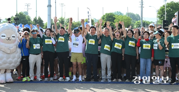 전진선 양평군수와 홍정표 경인일보 대표이사 사장, 오혜자 양평군의회 의장, 정상욱 양평군체육회장을 비롯한 내빈들이 출발 전 기념촬영을 하고 있다. 2026.6.6 /취재팀