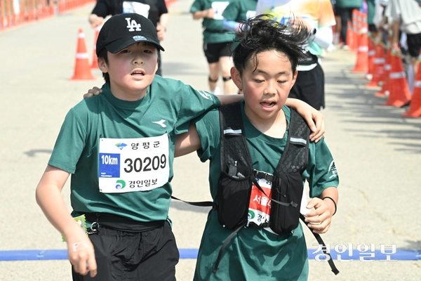 ‘제28회 양평 이봉주 마라톤대회 겸 경인일보 남한강마라톤대회’를 참가한 어린이들이 어깨동무를 하고 달리고 있다. 2026.6.6 /취재팀