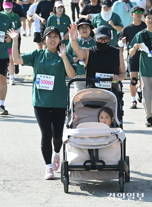 ‘제28회 양평 이봉주 마라톤대회 겸 경인일보 남한강마라톤대회’ 10km에 참가한 한 가족이 유모차를 끌며 힘차게 출발하고 있다. 2026.6.6 /취재팀