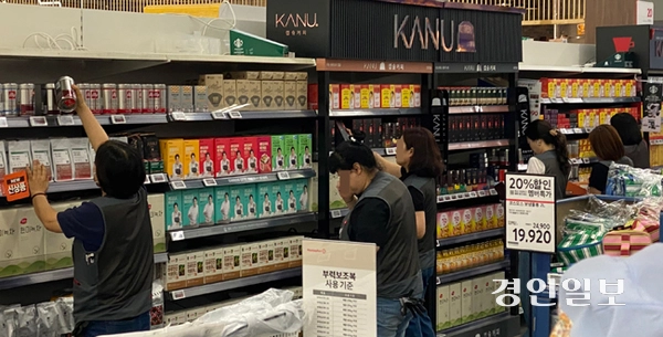 6·3 지방선거 투표일 다음날, 홈플러스는 직원들에게 유업 중인 37개 점포에 대한 폐점 사실을 알렸고, 인천 5개 점포가 포함됐다. 사진은 6일 오후 인천의 한 홈플러스 매장에서 직원들이 물건을 정리하고 있는 모습이다. 이 점포는 폐점 대상이 아니지만 뒤숭숭한 분위기다. 2026.6.6 /조재현기자 jhc@kyeongin.com