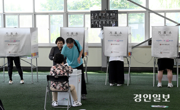 제9회 전국동시지방선거일인 3일 수원시 권선구 게이트볼장에 마련된 투표소에서 주민들이 투표하고 있다. 2026.6.3 /최은성기자 ces7198@kyeongin.com
