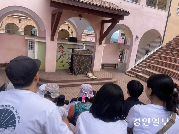 가평군에 위치한 테마파크 ‘이탈리아 마을’을 찾은 방문객들이 지난 6일 야외 특설무대에서 열린 이탈리아 정통 인형극 ‘아를레키나테’(Arlecchinate) 공연을 관람하고 있다. 가평/김민수기자 kms@kyeongin.com