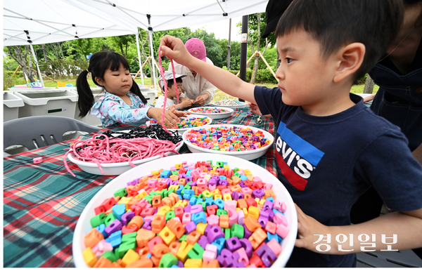 휴일인 7일 화성시 봉담 삼봉근린공원에서 열린 ‘제3회 환타지 화성’ 행사에서 어린이들이 업사이클 키링을 만들고 있다. 이번 행사는 환경의 날을 기념해 환경보전의 중요성을 알리고 친환경 실천 문화를 확산하기 위해 마련됐다. 2026.6.7 /최은성기자 ces7198@kyeongin.com