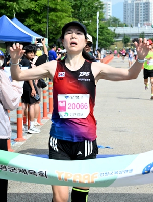 여자 하프 1위 박영옥 “개인 최고기록 달성하자는 마음으로 뛰어” [양평이봉주·남한강마라톤]