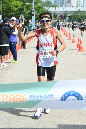 남자 하프 1위 김회묵 “바뀐 코스 오늘 처음 뛰었는데 우승 기뻐” [양평이봉주·남한강마라톤]