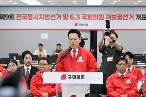 국민의힘 장동혁 상임선거대책위원장이 3일 여의도 중앙당사 개표상황실에서 투표용지 부족 사태와 관련한 긴급 브리핑을 하고 있다. 2026.6.3. /공동취재