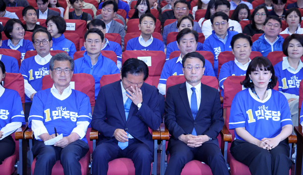더불어민주당 정청래 총괄상임선거대책위원장과 한병도 공동상임선대위원장, 이시종 공동상임선대위원장이 3일 국회 의원회관에 마련한 제9회 전국동시지방선거·국회의원 재보궐선거 개표상황실에서 출구조사 결과를 지켜보고 있다. 2026.6.3. /국회사진기자단