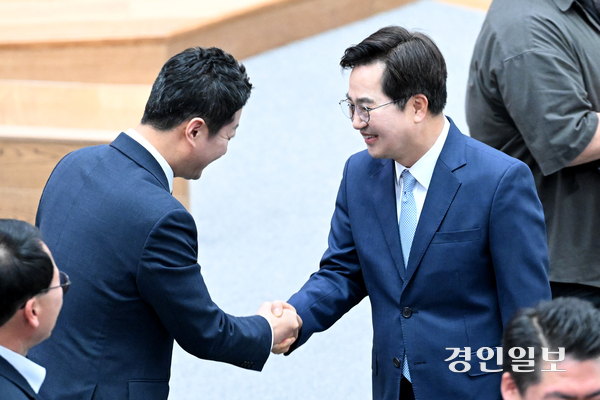 12일 수원시 경기도의회 본회의장에서 열린 제390회 임시회 제1차 본회의에서 김동연 경기도지사와 김진경 경기도의회 의장이 악수하고 있다. 2026.5.12 /최은성기자 ces7198@kyeongin.com